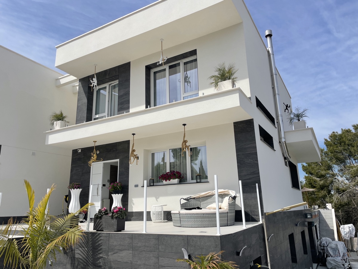 2037D: Villa for sale in Los Balcones